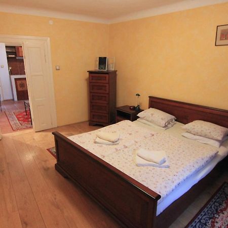 Cool 1 Bedroom Prokopska Apartment In Mala Strana Prague Luaran gambar