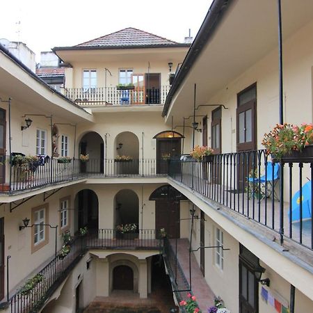 Cool 1 Bedroom Prokopska Apartment In Mala Strana Prague Luaran gambar