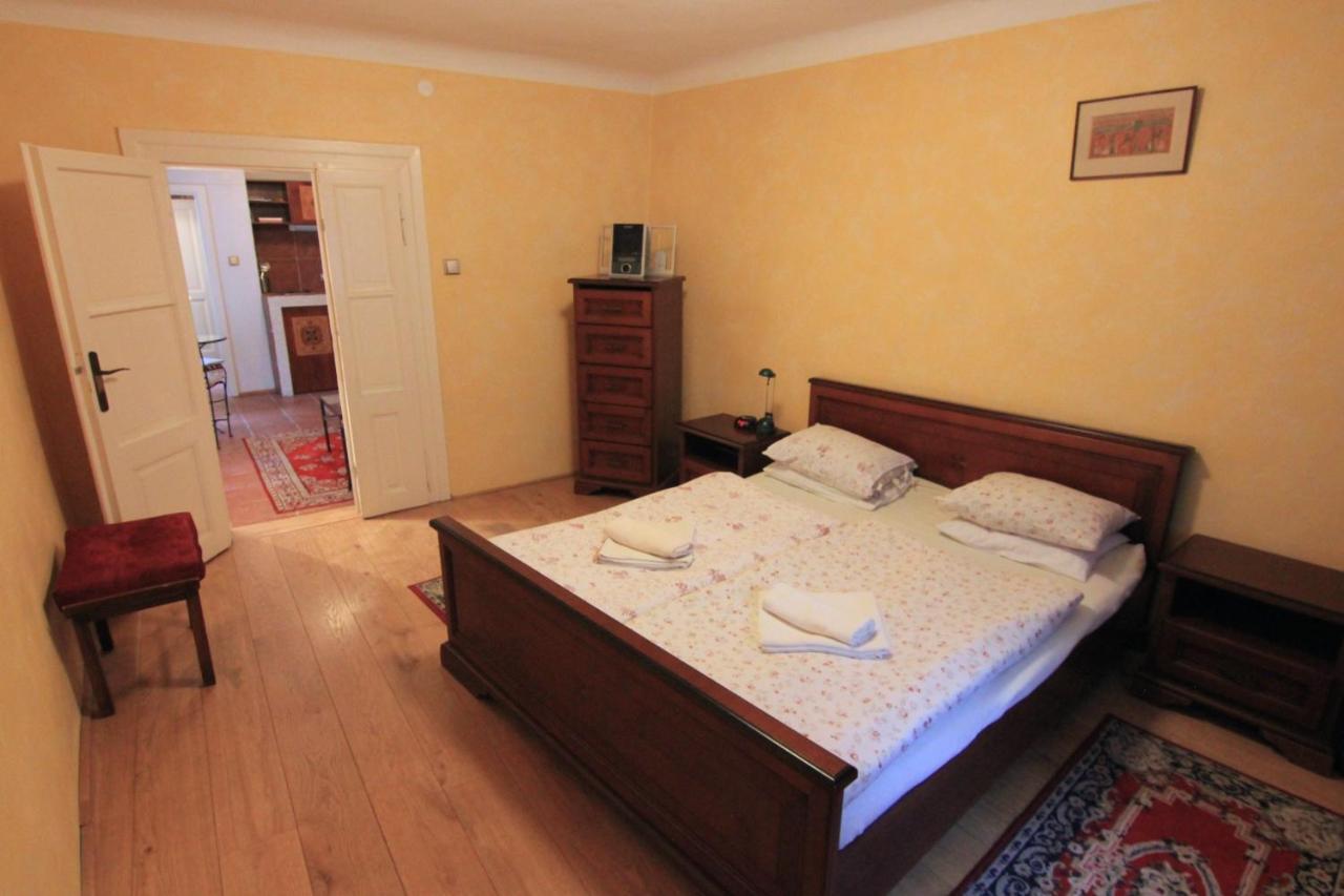 Cool 1 Bedroom Prokopska Apartment In Mala Strana Prague Luaran gambar