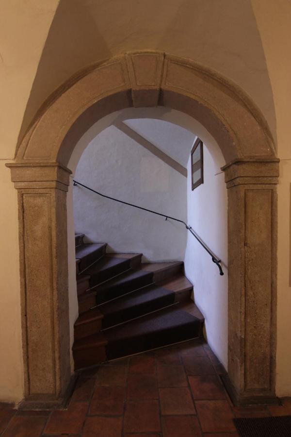 Cool 1 Bedroom Prokopska Apartment In Mala Strana Prague Luaran gambar