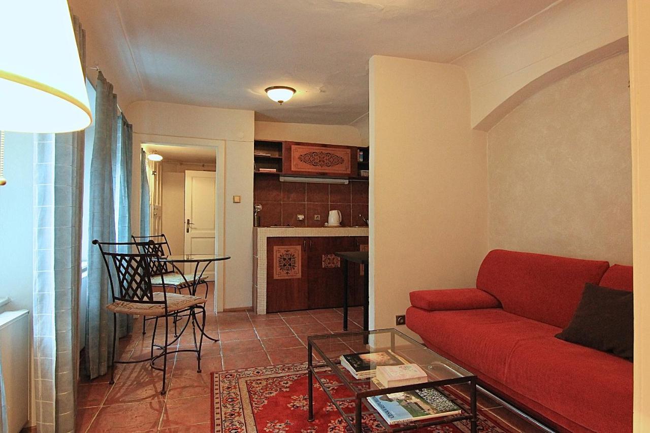 Cool 1 Bedroom Prokopska Apartment In Mala Strana Prague Luaran gambar