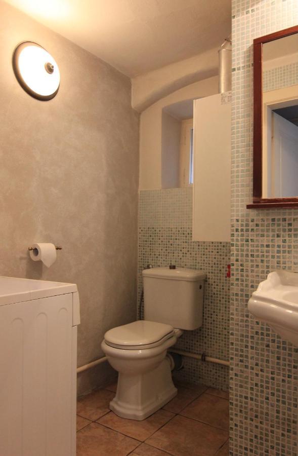 Cool 1 Bedroom Prokopska Apartment In Mala Strana Prague Luaran gambar