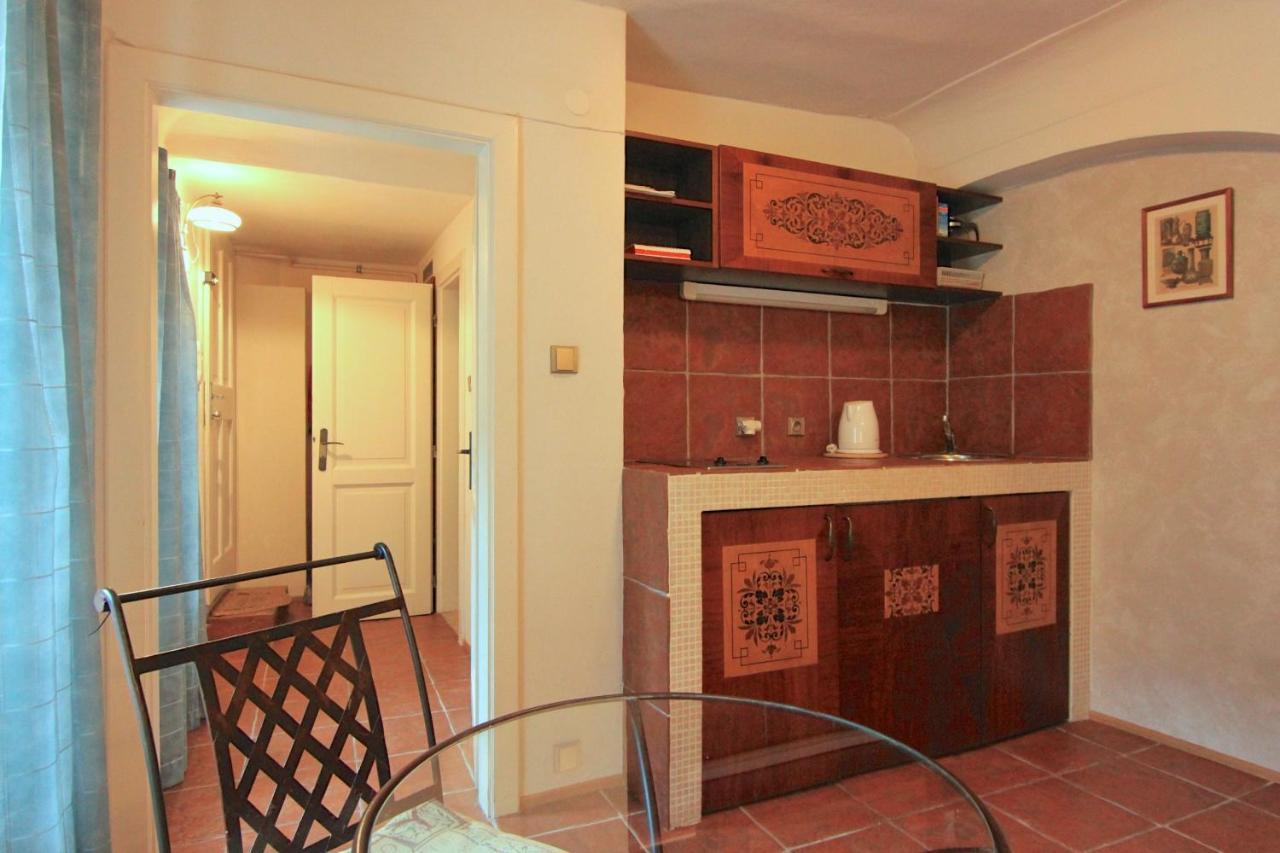 Cool 1 Bedroom Prokopska Apartment In Mala Strana Prague Luaran gambar