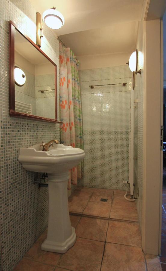 Cool 1 Bedroom Prokopska Apartment In Mala Strana Prague Luaran gambar