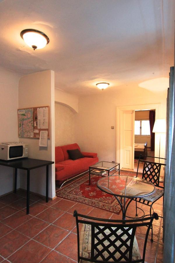 Cool 1 Bedroom Prokopska Apartment In Mala Strana Prague Luaran gambar