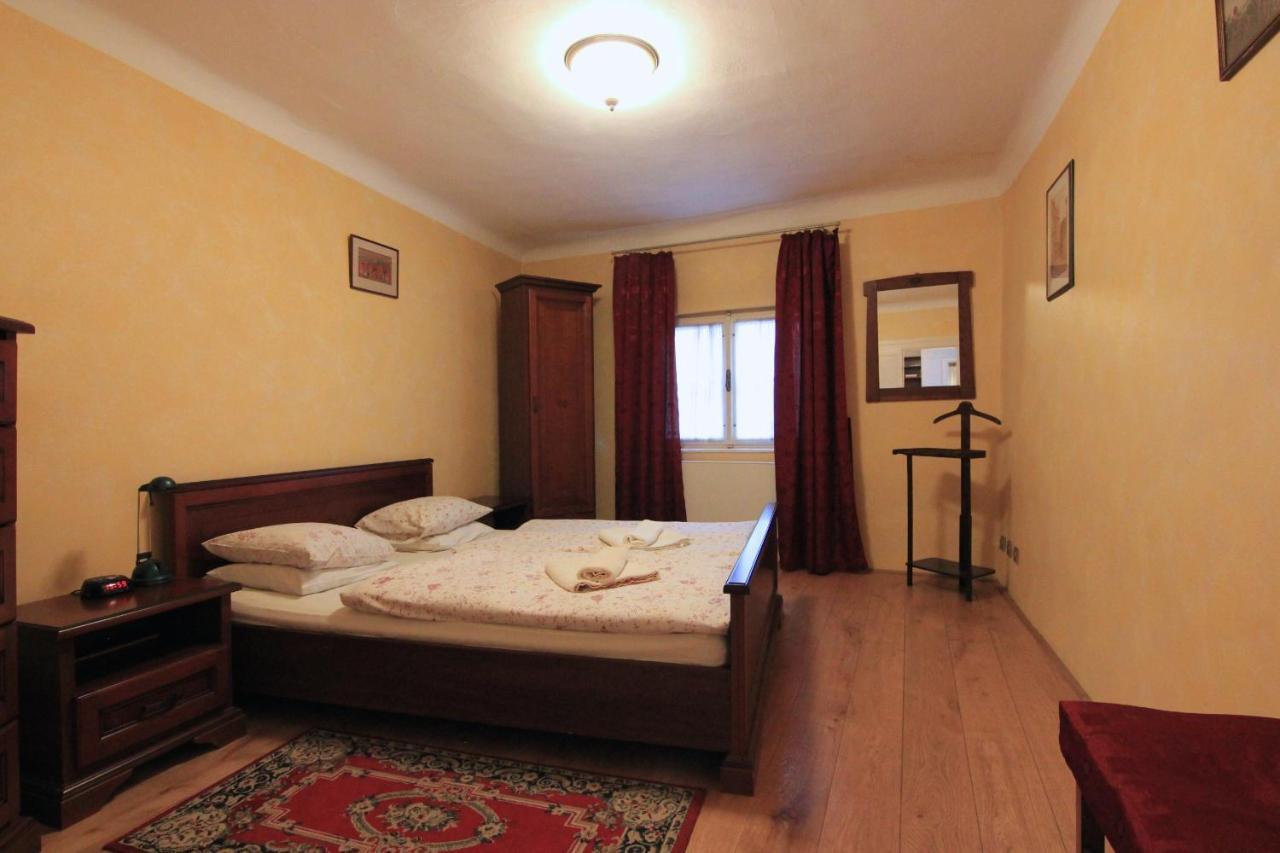 Cool 1 Bedroom Prokopska Apartment In Mala Strana Prague Luaran gambar