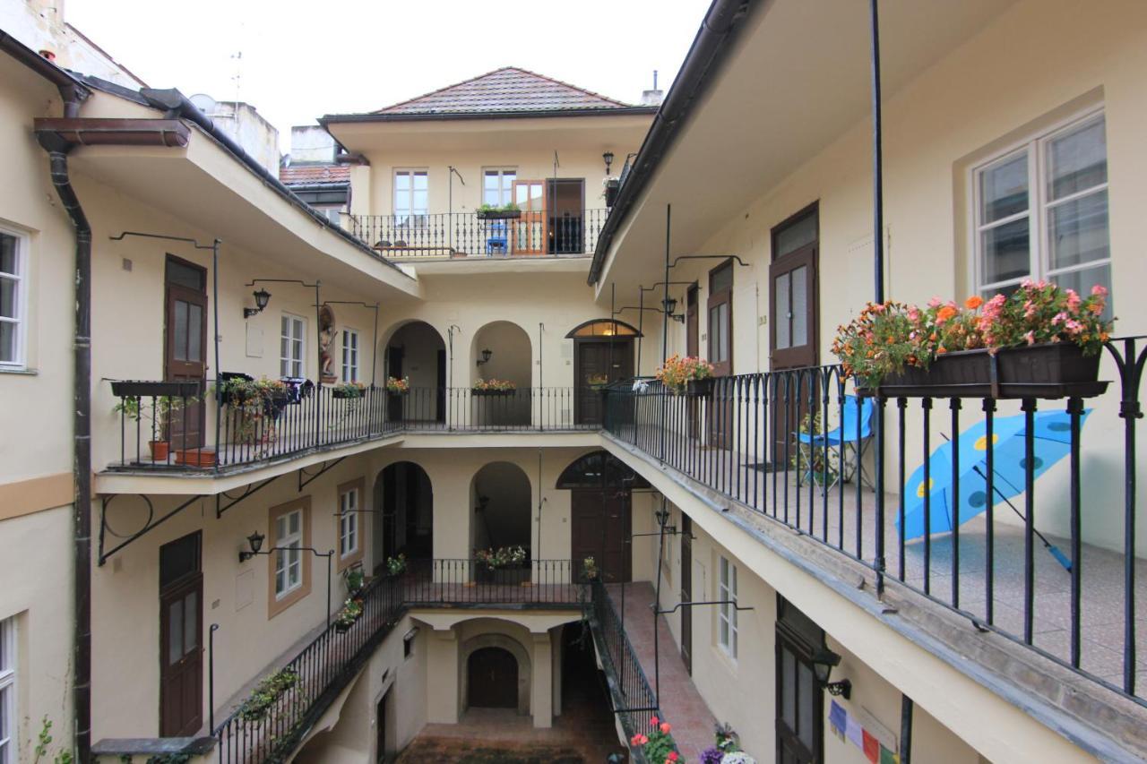 Cool 1 Bedroom Prokopska Apartment In Mala Strana Prague Luaran gambar